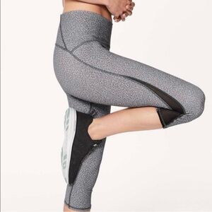 Lululemon Women Train Times Crop 17" Size 4 Fractal Alpine White Black W6AHYS